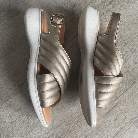 NWOT Easy Spirit Erin Comfort Casual Sandals Gold Metallic - Picture 5 of 9